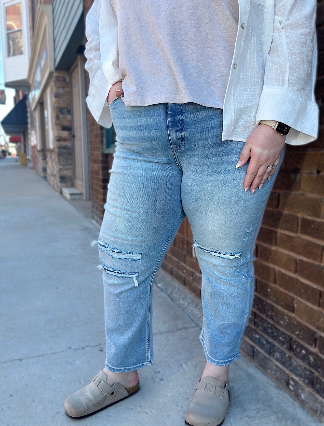 Curvy - Mid Rise Straight Jeans